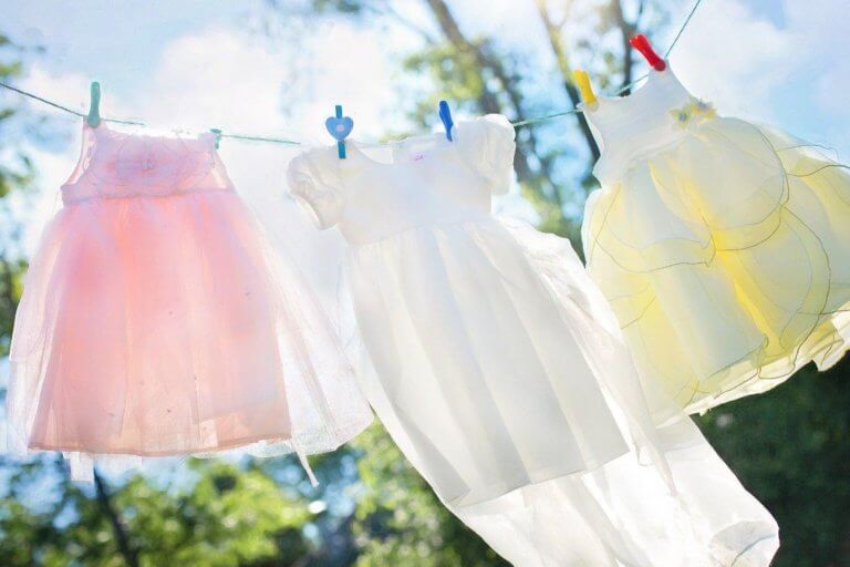 Babykleidung waschen: 5 praktische Tipps für Mamas und Papas