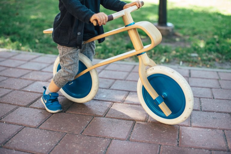 Begehrte Laufräder für Kinder: die ersten Schritte zum Fahrradfahren